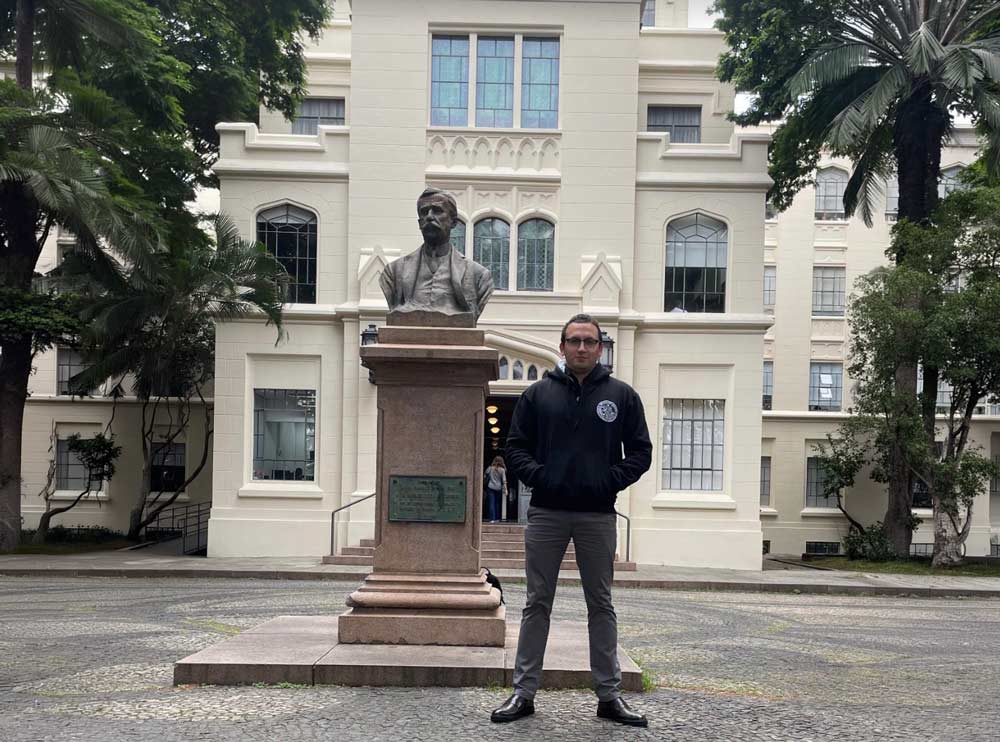 Dr. Andrés Páliz en su entorno de investigación